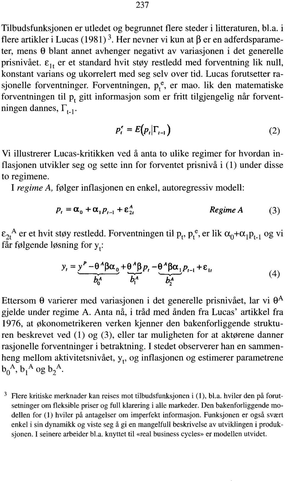 Eit er et standard hvit støy restledd med forventning lik null, konstant varians og ukorrelert med seg selv over tid. Lucas forutsetter rasjonelle forventninger. Forventningen, pie, er mao.