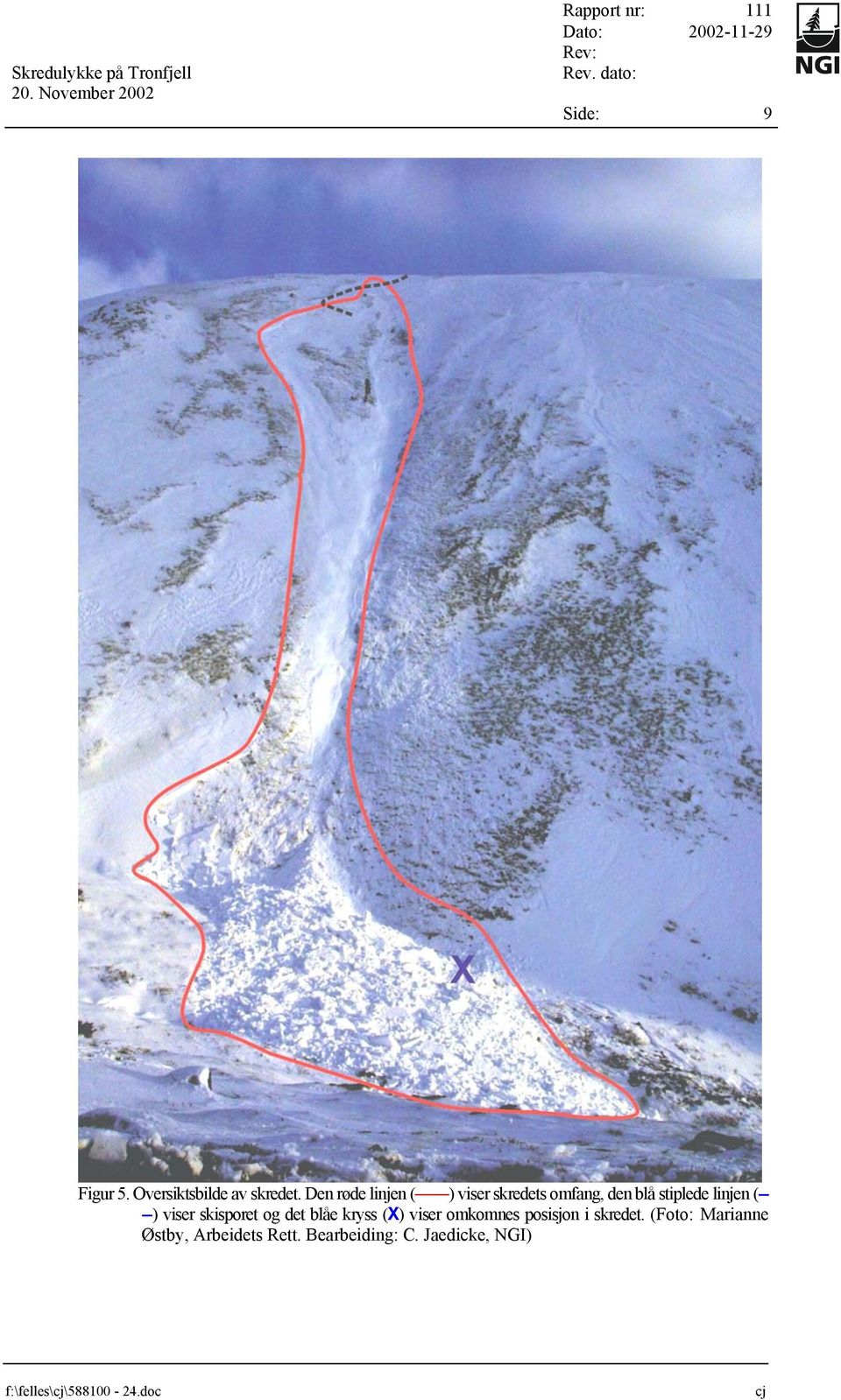 viser skisporet og det blåe kryss (X) viser omkomnes posisjon i skredet.