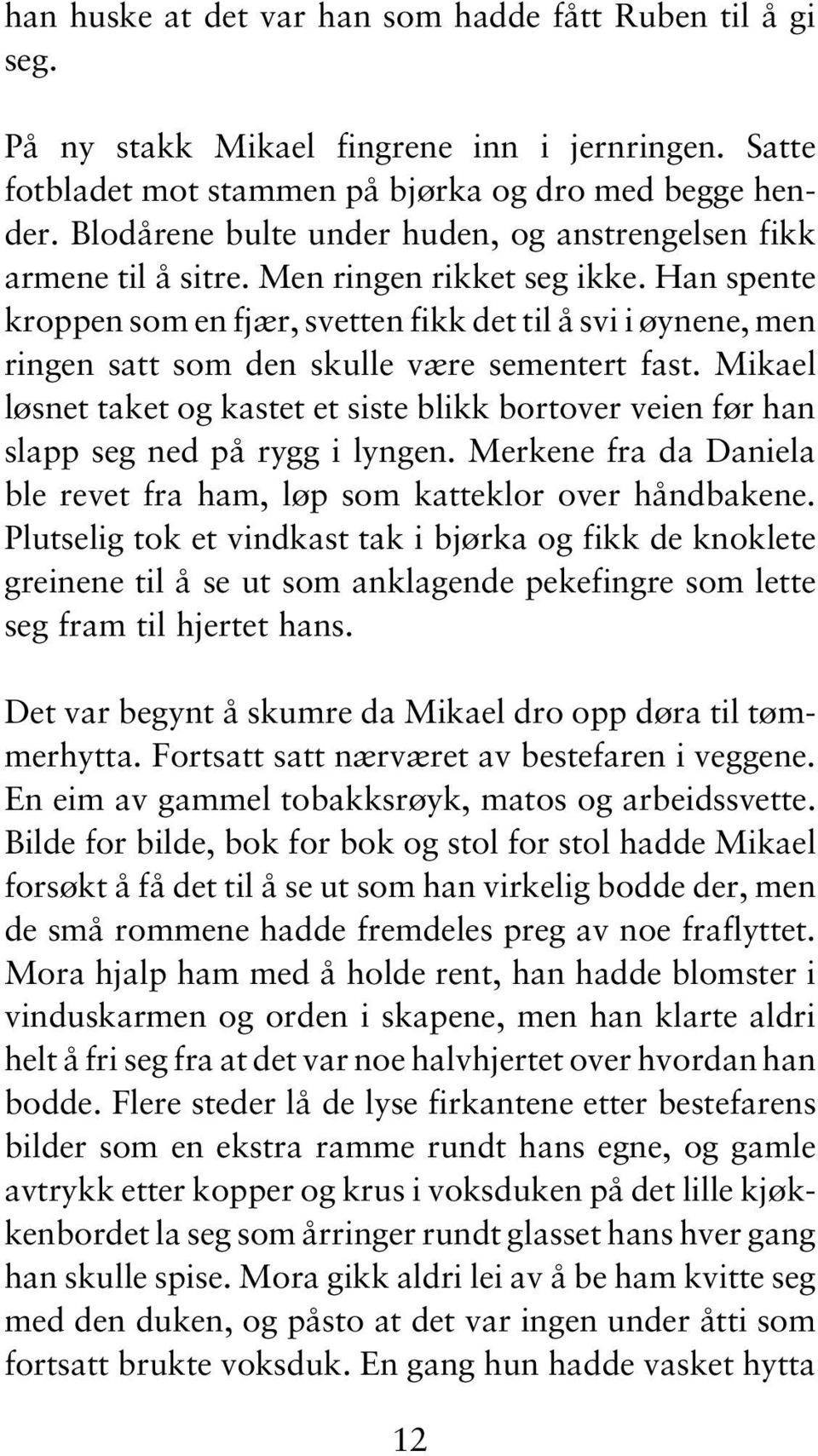 Han spente kroppen som en fjær, svetten fikk det til å svi i øynene, men ringen satt som den skulle være sementert fast.