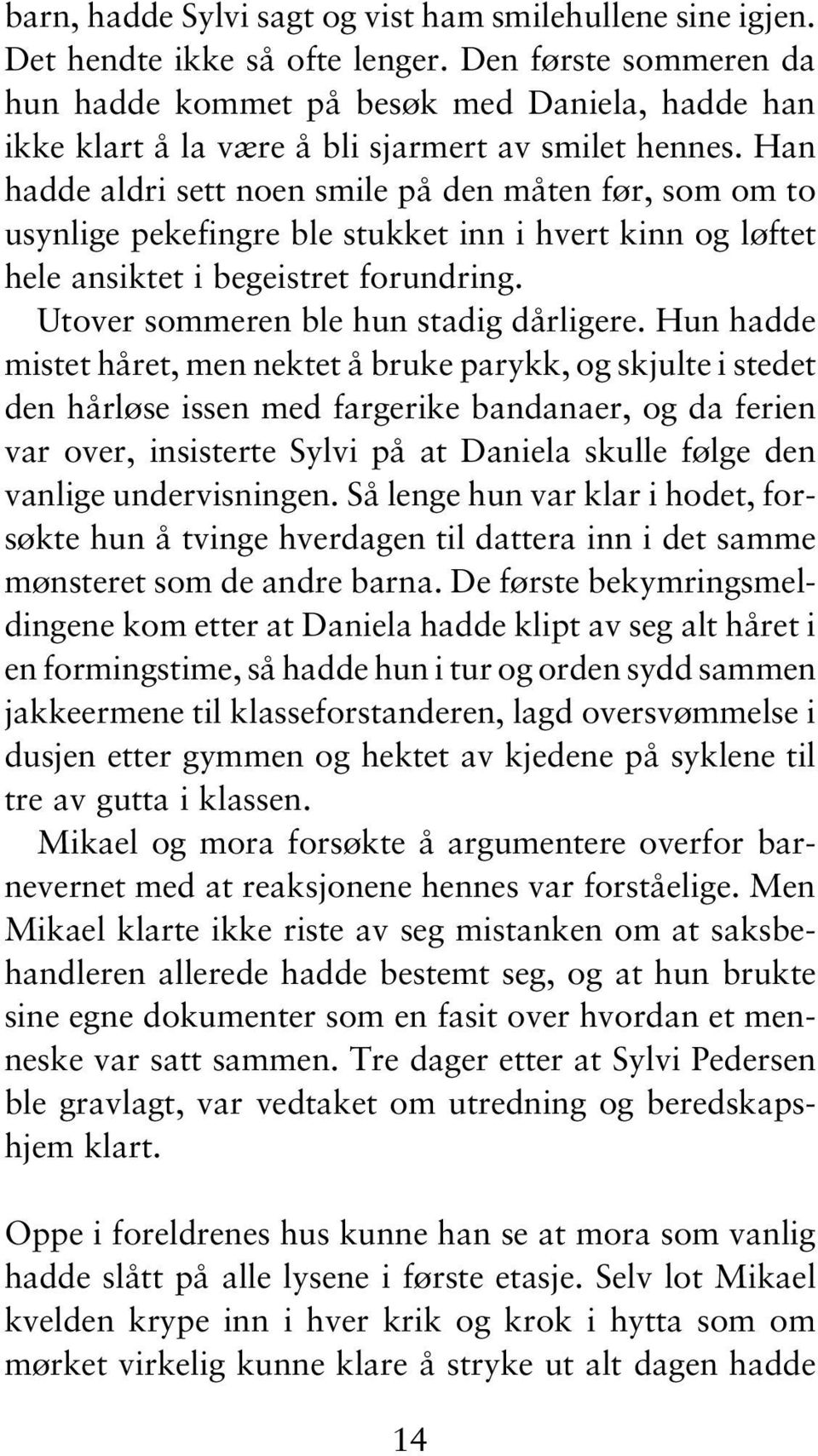 Han hadde aldri sett noen smile på den måten før, som om to usynlige pekefingre ble stukket inn i hvert kinn og løftet hele ansiktet i begeistret forundring. Utover sommeren ble hun stadig dårligere.