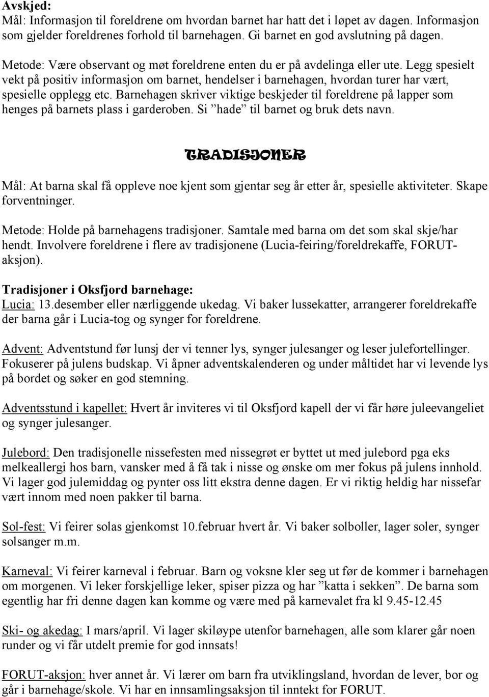 Barnehagen skriver viktige beskjeder til foreldrene på lapper som henges på barnets plass i garderoben. Si hade til barnet og bruk dets navn.