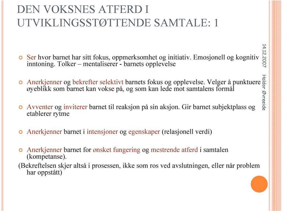 Velger å punktuere øyeblikk som barnet kan vokse på, og som kan lede mot samtalens formål Avventer og inviterer barnet til reaksjon på sin aksjon.