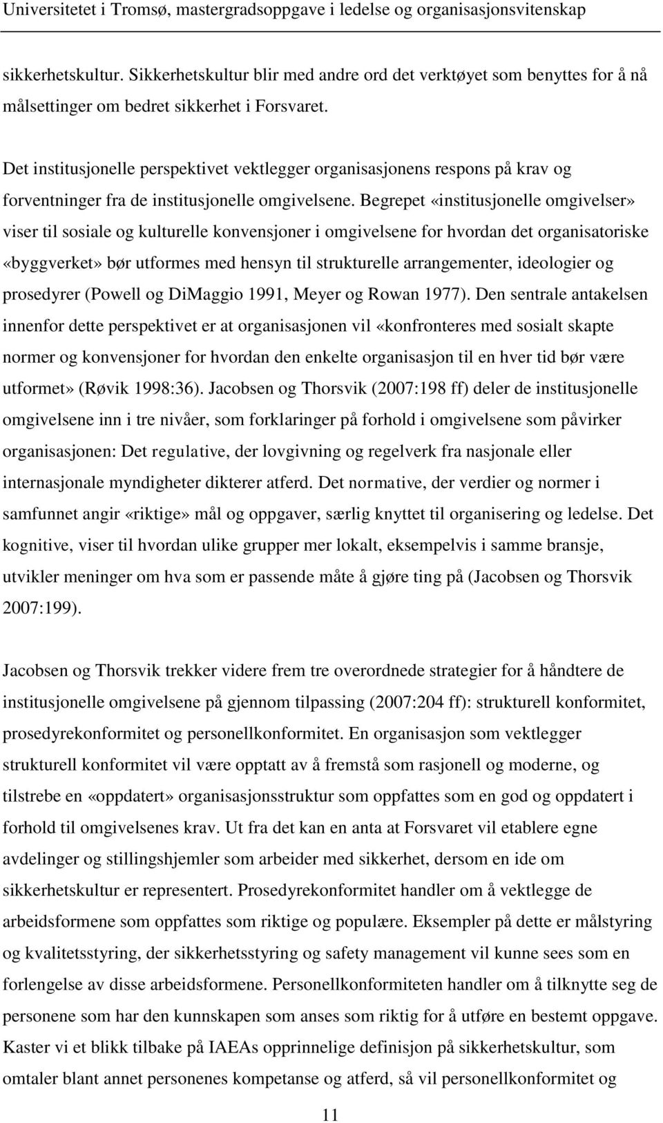 Begrepet «institusjonelle omgivelser» viser til sosiale og kulturelle konvensjoner i omgivelsene for hvordan det organisatoriske «byggverket» bør utformes med hensyn til strukturelle arrangementer,