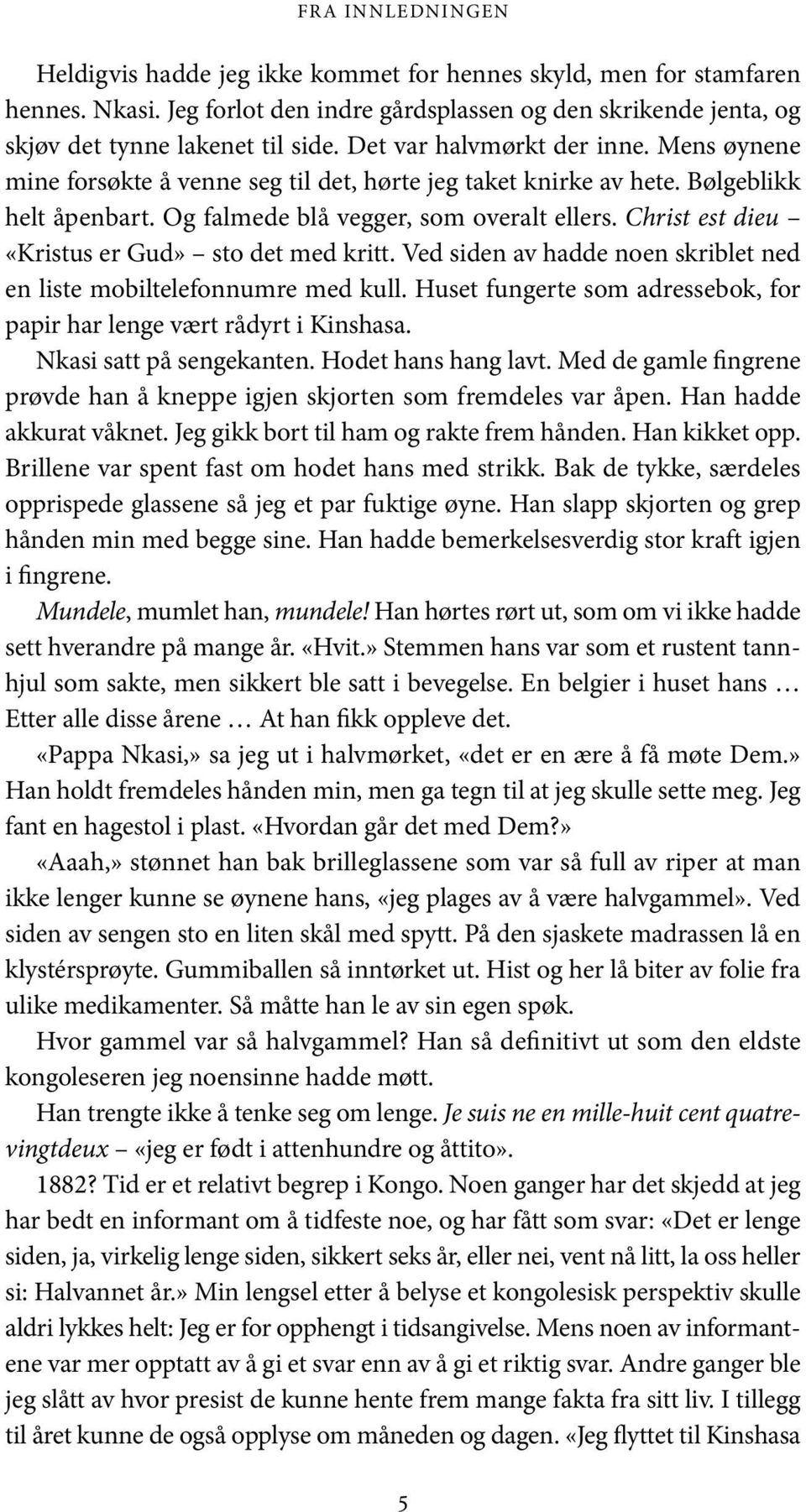 Christ est dieu «Kristus er Gud» sto det med kritt. Ved siden av hadde noen skriblet ned en liste mobiltelefonnumre med kull. Huset fungerte som adressebok, for papir har lenge vært rådyrt i Kinshasa.