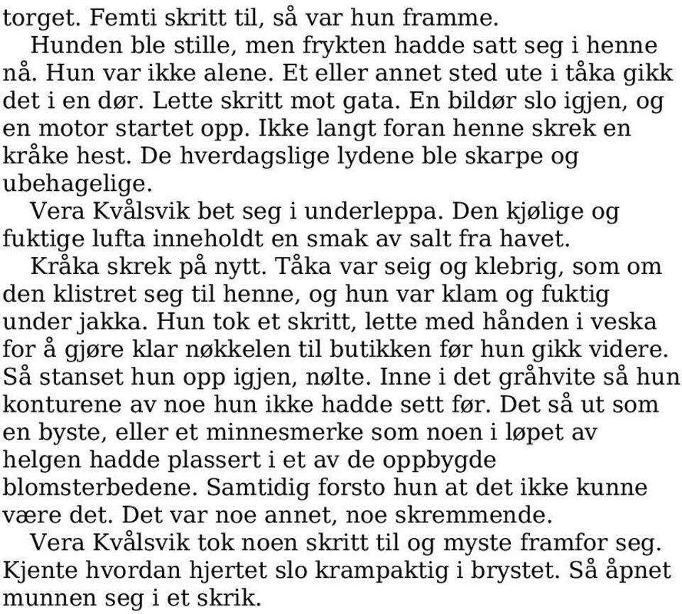 Den kjølige og fuktige lufta inneholdt en smak av salt fra havet. Kråka skrek på nytt. Tåka var seig og klebrig, som om den klistret seg til henne, og hun var klam og fuktig under jakka.