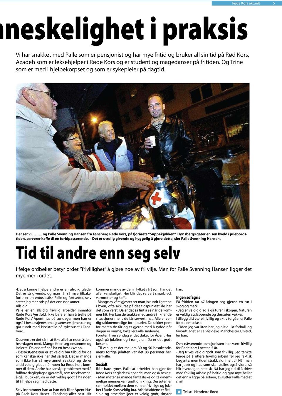 . og Palle Svenning Hansen fra Tønsberg Røde Kors, på fjorårets Suppekjøkken i Tønsbergs gater en sen kveld i julebordstiden, serverer kaffe til en forbipasserende.