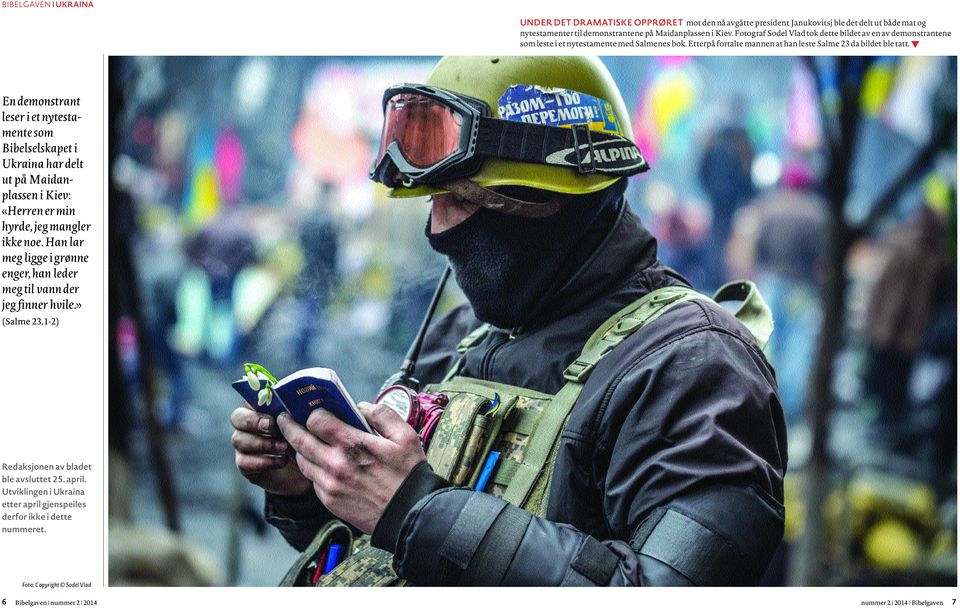 En demonstrant leser i et nytestamente som Bibelselskapet i Ukraina har delt ut på Maidanplassen i Kiev: «Herren er min hyrde, jeg mangler ikke noe.