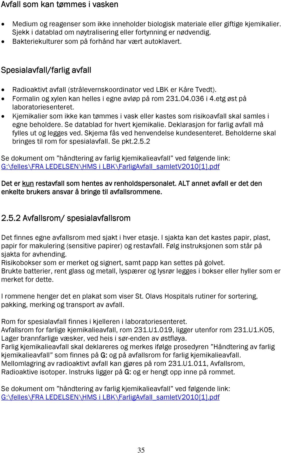 Formalin og xylen kan helles i egne avløp på rom 231.04.036 i 4.etg øst på laboratoriesenteret. Kjemikalier som ikke kan tømmes i vask eller kastes som risikoavfall skal samles i egne beholdere.