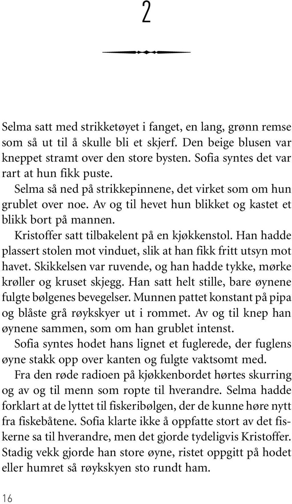 Kristoffer satt tilbakelent på en kjøkkenstol. Han hadde plassert stolen mot vinduet, slik at han fikk fritt utsyn mot havet.