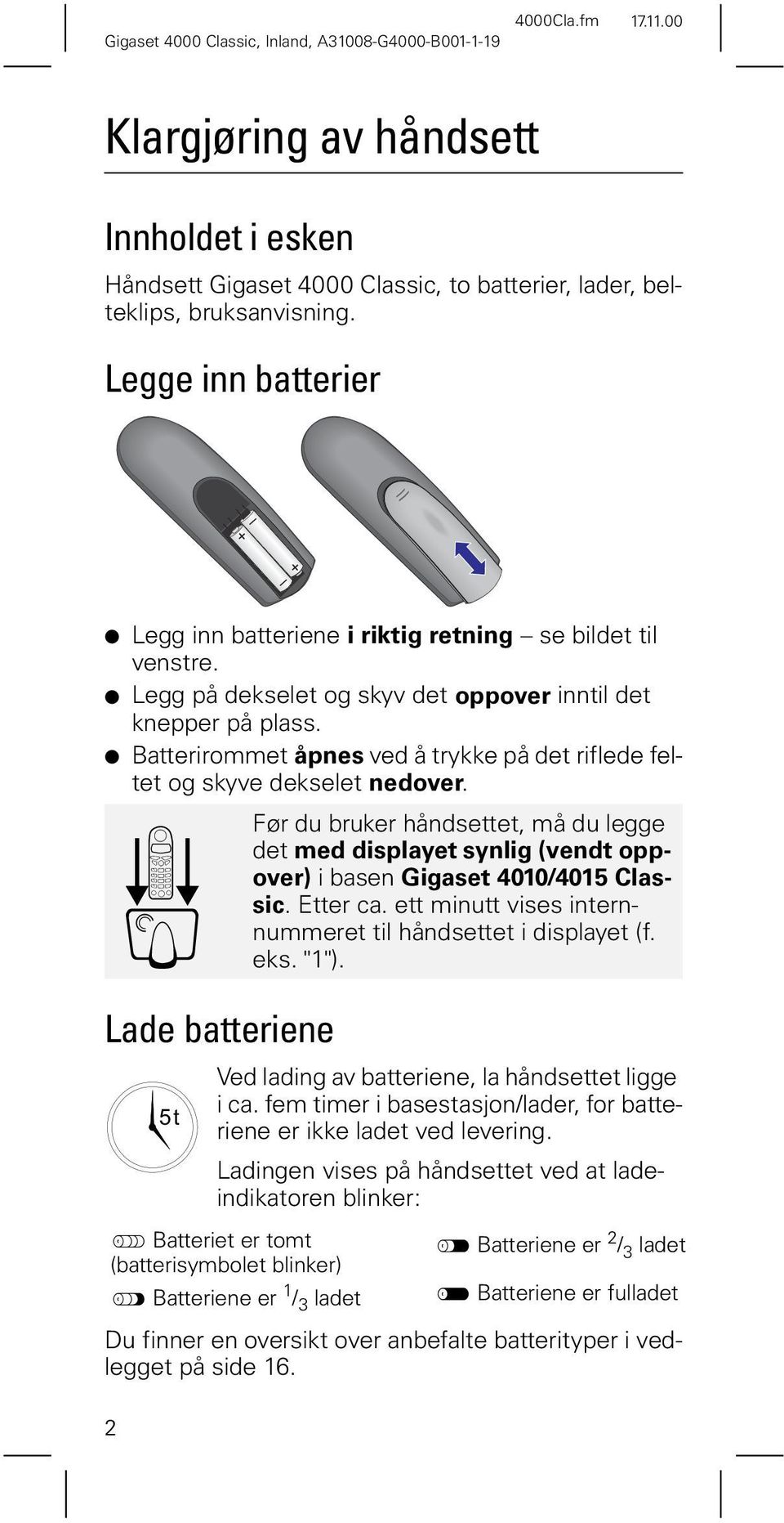 Batterirommet åpnes ved å trykke på det riflede feltet og skyve dekselet nedover.