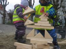 MiniKidsa MellomKidsa SkoleKidsa Fagområdene 1-2 år 3-4 år 5 åringene Etikk, religion og filosofi Markerer høytider. Øver på forskjellen mellom ditt og mitt.