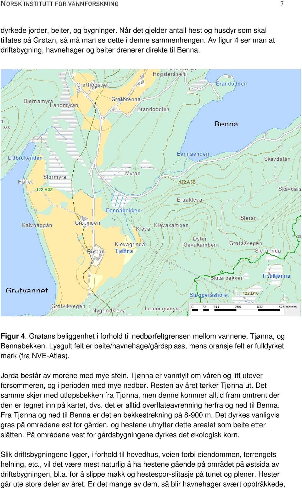 Grøtans beliggenhet i forhold til nedbørfeltgrensen mellom vannene, Tjønna, og Bennabekken. Lysgult felt er beite/havnehage/gårdsplass, mens oransje felt er fulldyrket mark (fra NVE-Atlas).