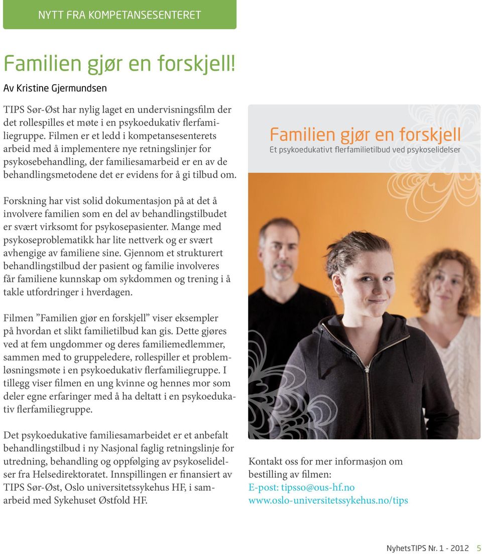 familiesamarbeid er en av de Fem ungdommer og familiemedlemmer rollespiller sammen med to gruppeledere et problemløsningsmøte i en psykoedukativ flerfamiliegruppe.