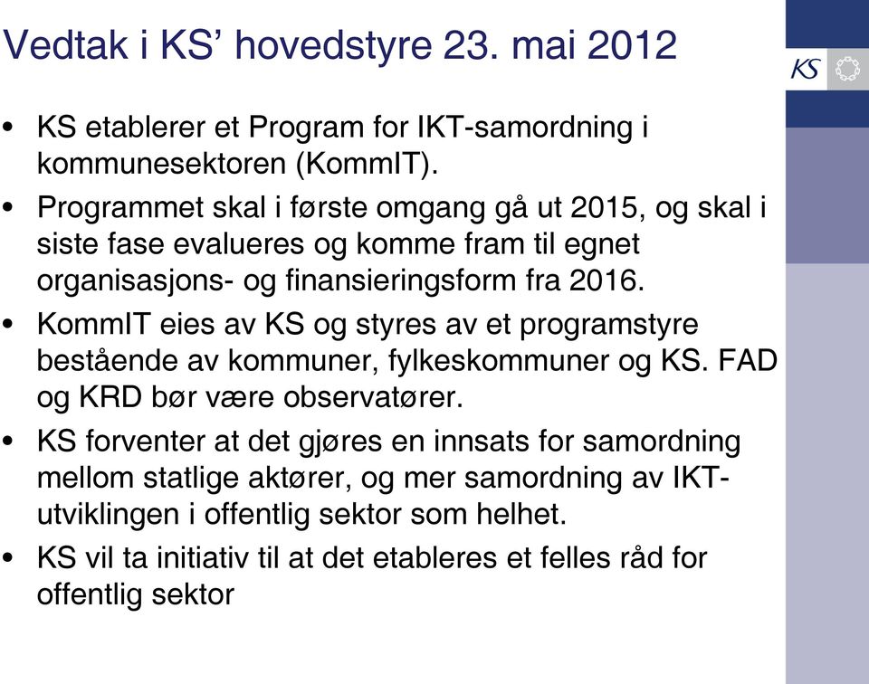 KommIT eies av KS og styres av et programstyre bestående av kommuner, fylkeskommuner og KS. FAD og KRD bør være observatører.