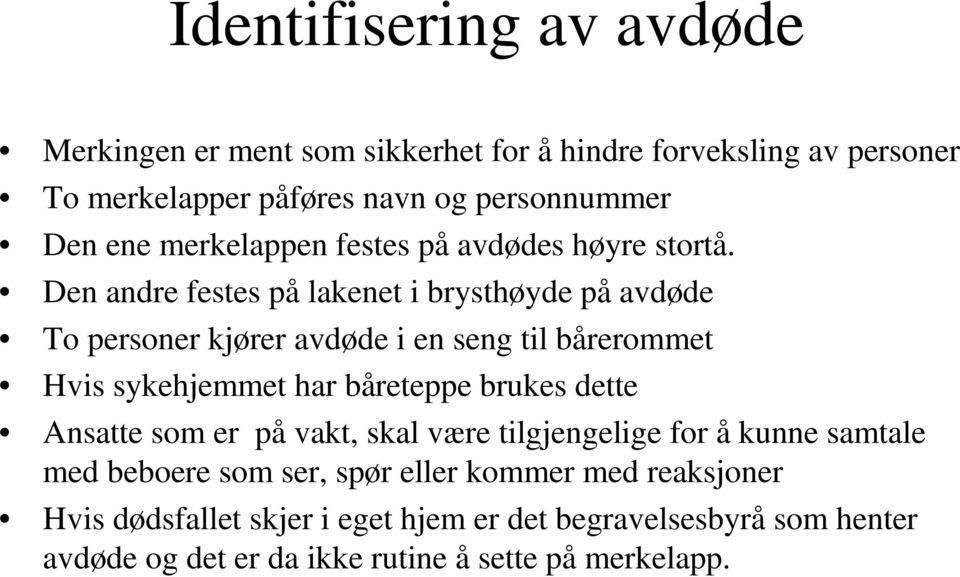 Den andre festes på lakenet i brysthøyde på avdøde To personer kjører avdøde i en seng til bårerommet Hvis sykehjemmet har båreteppe brukes