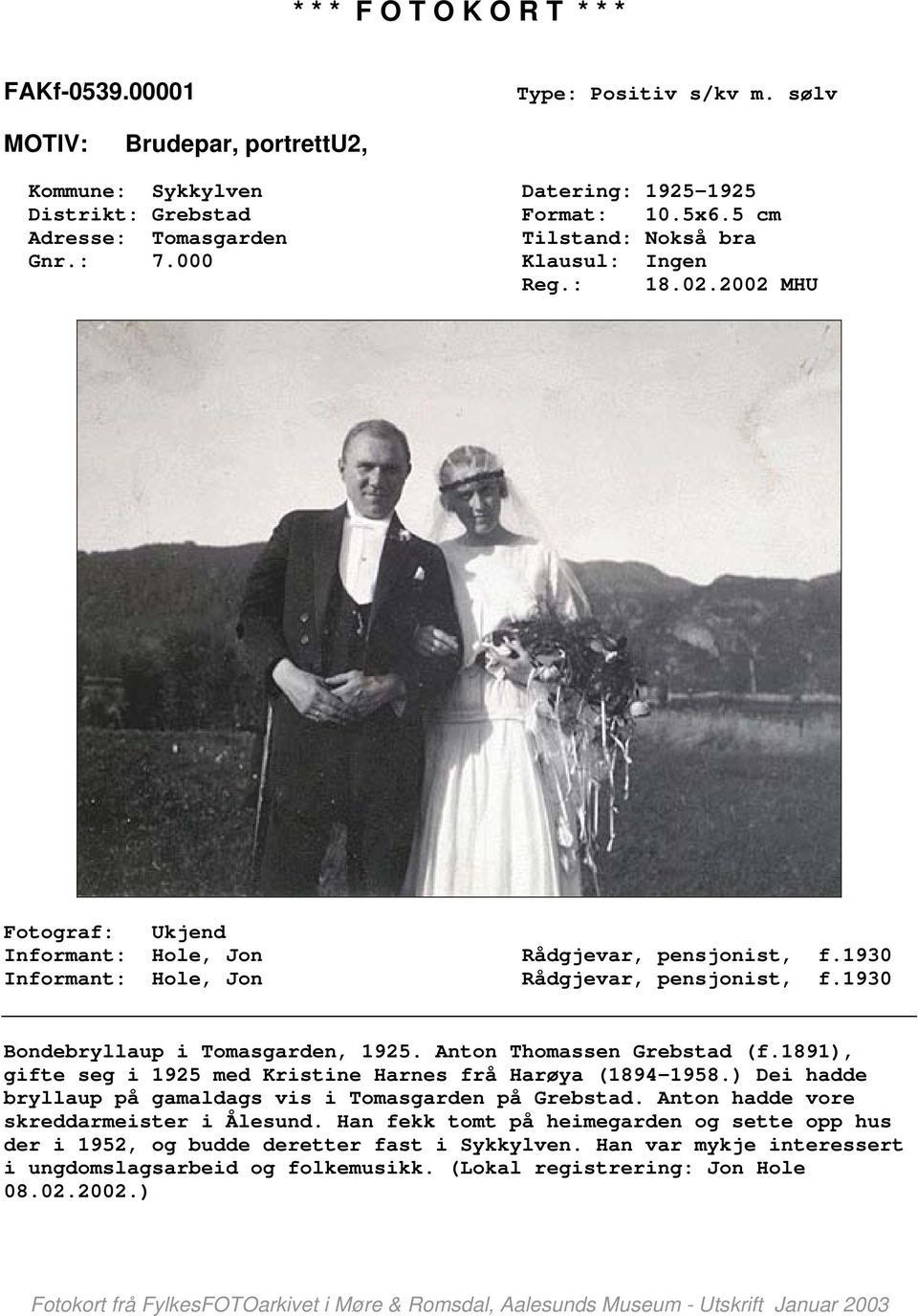 Anton Thomassen Grebstad (f.1891), gifte seg i 1925 med Kristine Harnes frå Harøya (1894-1958.) Dei hadde bryllaup på gamaldags vis i Tomasgarden på Grebstad.