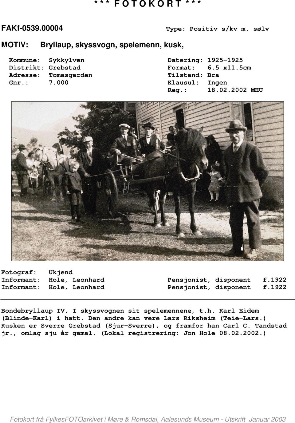 1922 Informant: Hole, Leonhard Pensjonist, disponent f.1922 Bondebryllaup IV. I skyssvognen sit spelemennene, t.h. Karl Eidem (Blinde-Karl) i hatt.