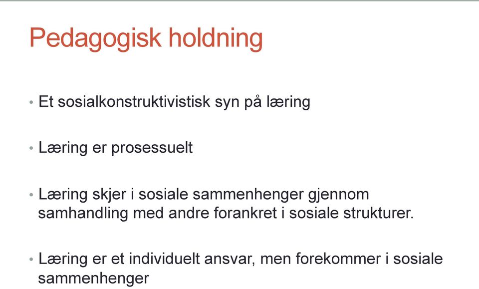 gjennom samhandling med andre forankret i sosiale strukturer.