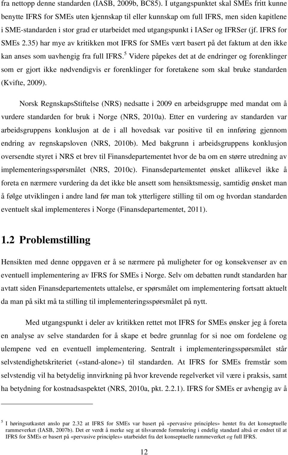 IFRSer (jf. IFRS for SMEs 2.35) har mye av kritikken mot IFRS for SMEs vært basert på det faktum at den ikke kan anses som uavhengig fra full IFRS.