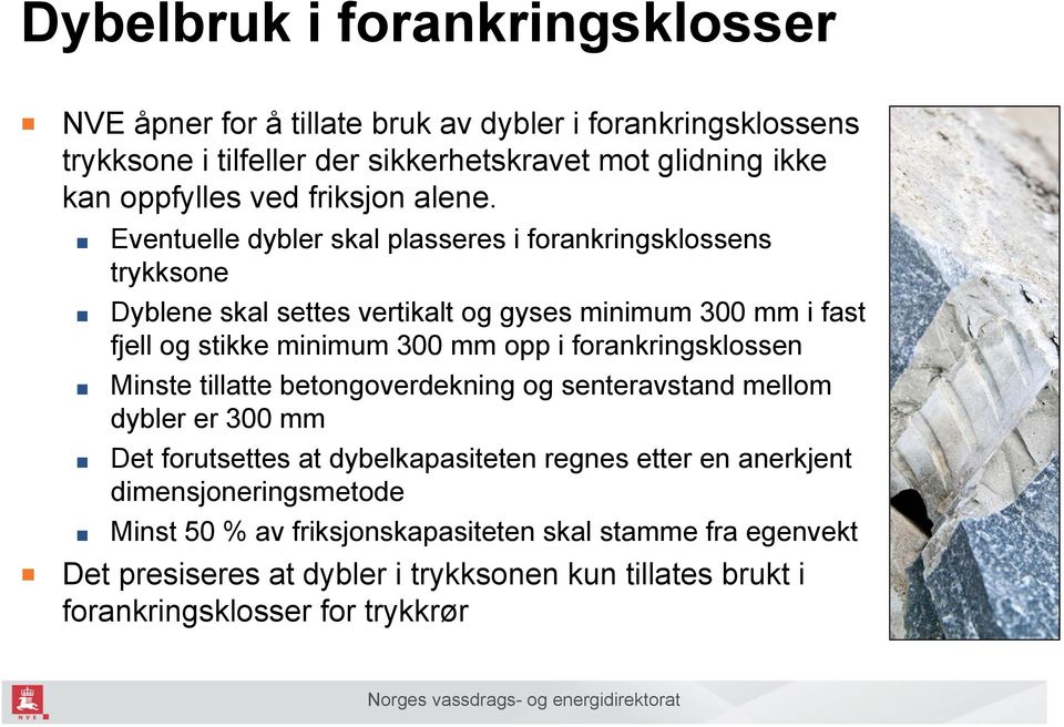 Eventuelle dybler skal plasseres i forankringsklossens trykksone Dyblene skal settes vertikalt og gyses minimum 300 mm i fast fjell og stikke minimum 300 mm opp i