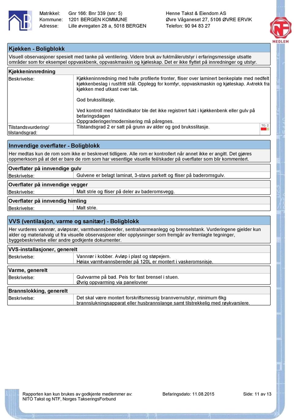 Kjøkkeninnredning Kjøkkeninnredning med hvite profilerte fronter, fliser over laminert benkeplate med nedfelt kjøkkenbeslag i rustfritt stål. Opplegg for komfyr, oppvaskmaskin og kjøleskap.