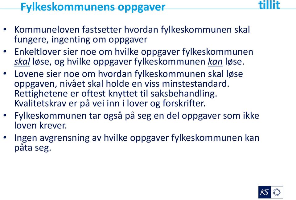 Lovene sier noe om hvordan fylkeskommunen skal løse oppgaven, nivået skal holde en viss minstestandard.