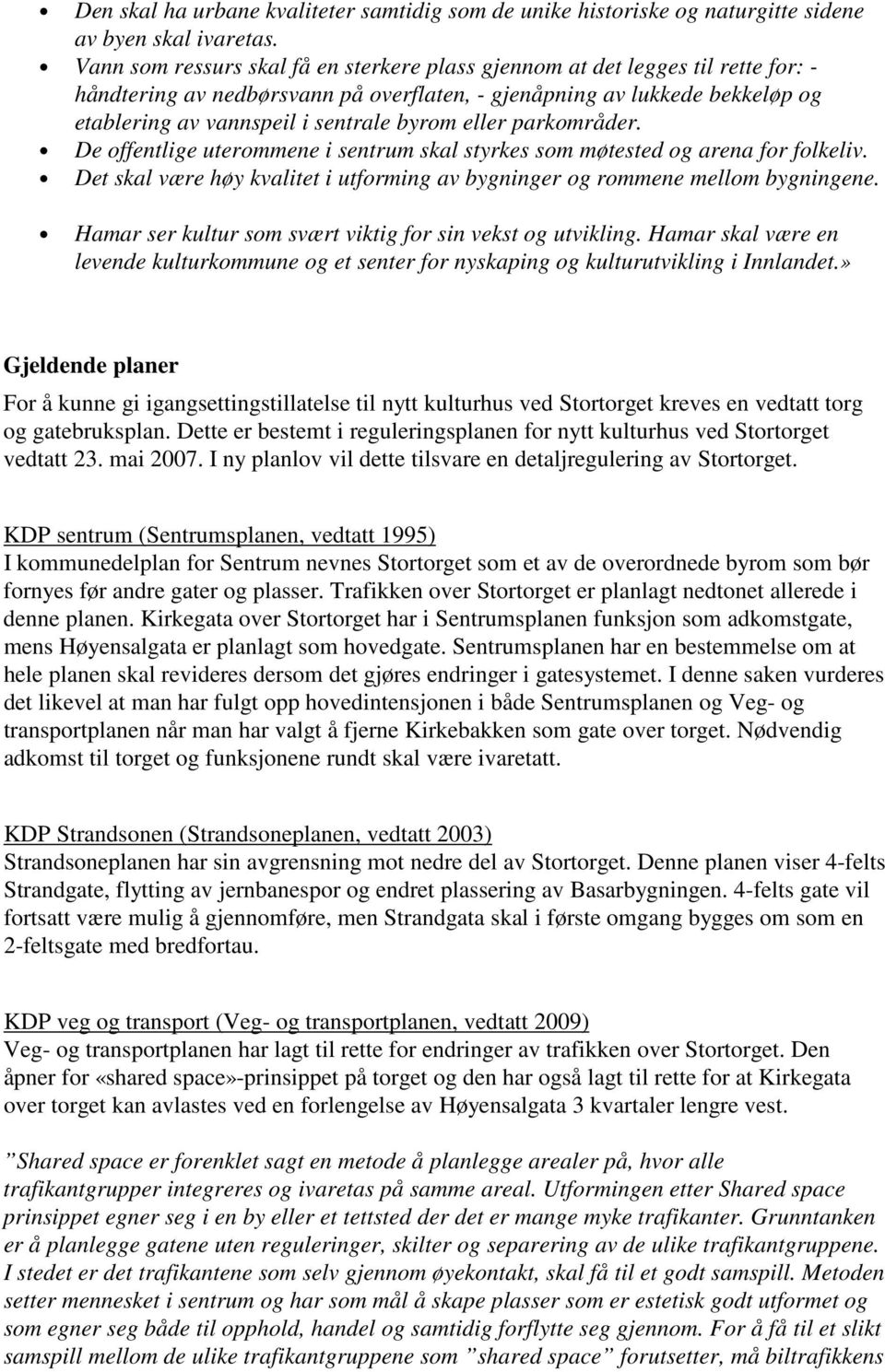 eller parkområder. De offentlige uterommene i sentrum skal styrkes som møtested og arena for folkeliv. Det skal være høy kvalitet i utforming av bygninger og rommene mellom bygningene.