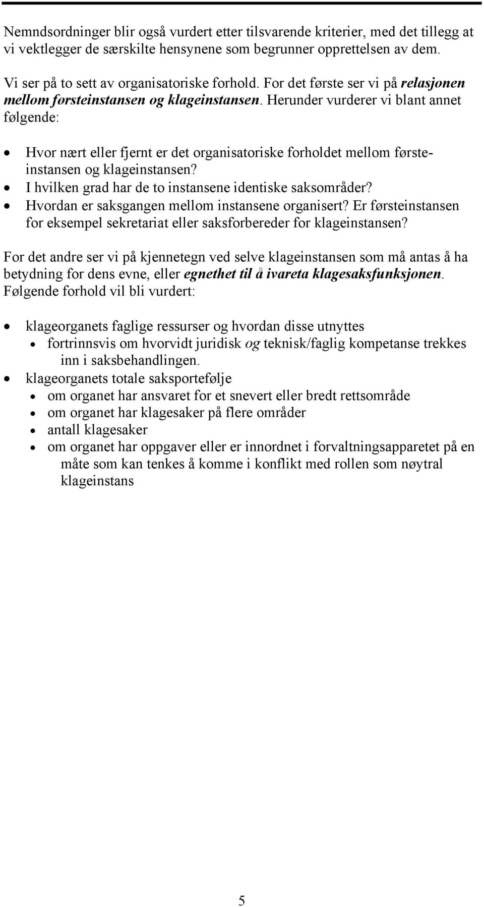 Herunder vurderer vi blant annet følgende: Hvor nært eller fjernt er det organisatoriske forholdet mellom førsteinstansen og klageinstansen? I hvilken grad har de to instansene identiske saksområder?