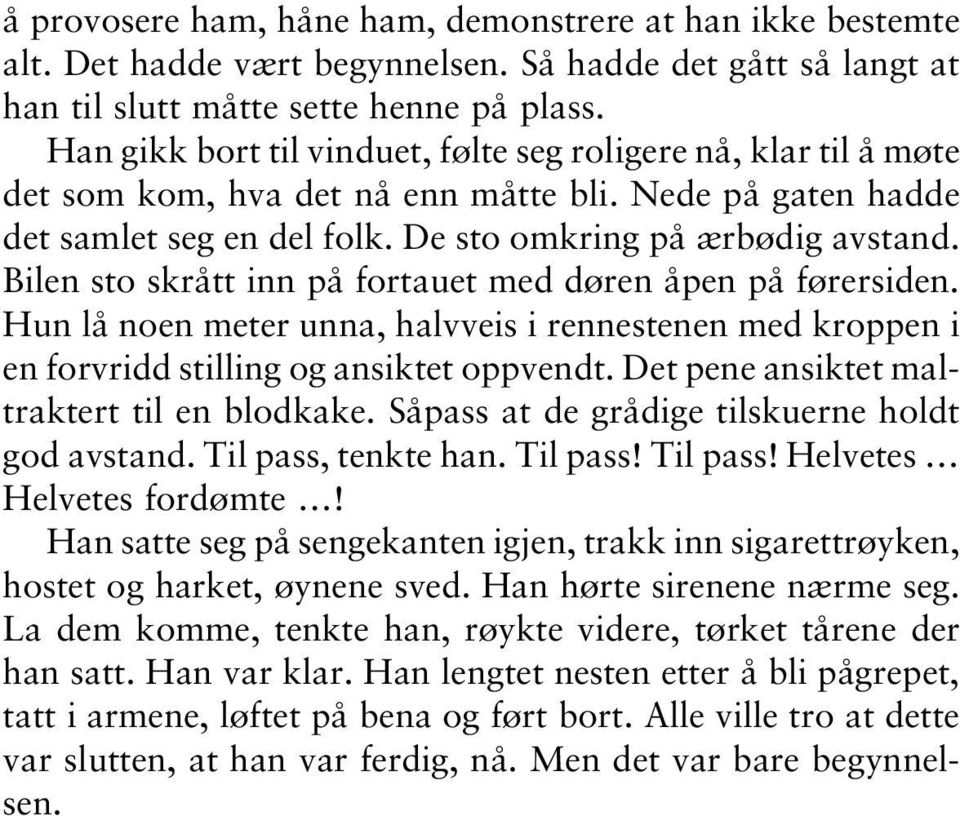 Bilen sto skrått inn på fortauet med døren åpen på førersiden. Hun lå noen meter unna, halvveis i rennestenen med kroppen i en forvridd stilling og ansiktet oppvendt.