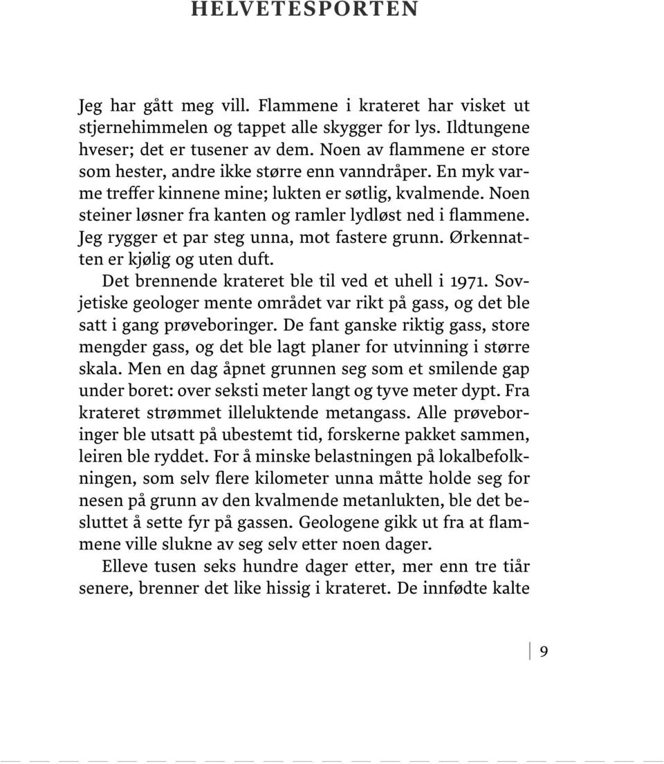 Jeg rygger et par steg unna, mot fastere grunn. Ørkennatten er kjølig og uten duft. Det brennende krateret ble til ved et uhell i 1971.