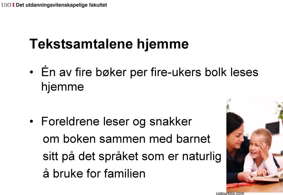 snakker om boken sammen med barnet sitt på det