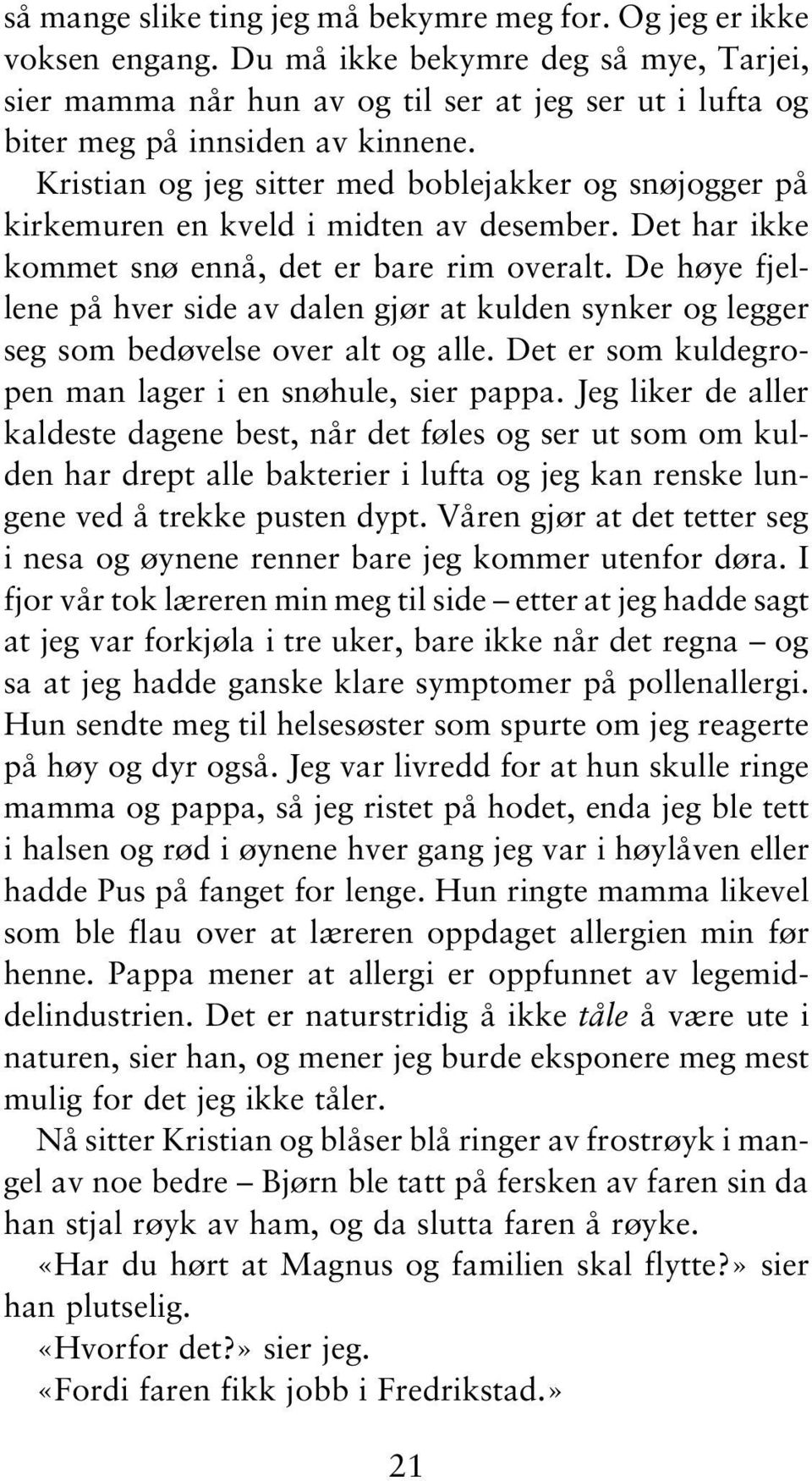 Kristian og jeg sitter med boblejakker og snøjogger på kirkemuren en kveld i midten av desember. Det har ikke kommet snø ennå, det er bare rim overalt.