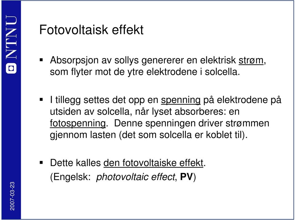 I tillegg settes det opp en spenning på elektrodene på utsiden av solcella, når lyset