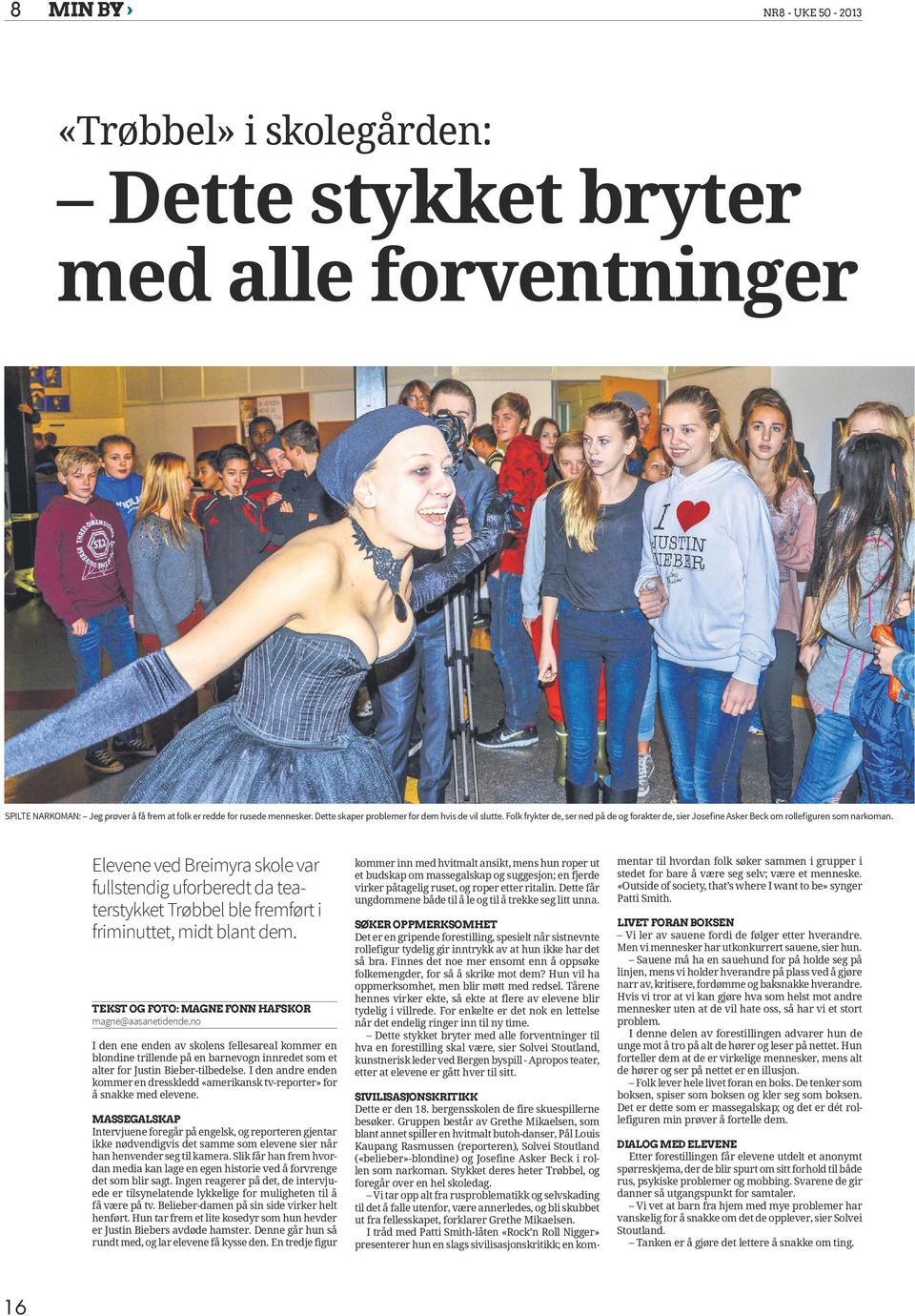 no I den ene enden av skolens fellesareal kommer en blondine trillende på en barnevogn innredet som et alter for Justin Bieber-tilbedelse.