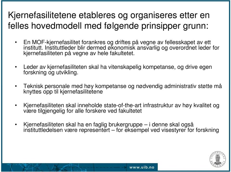 Leder av kjernefasiliteten skal ha vitenskapelig kompetanse, og drive egen forskning og utvikling.