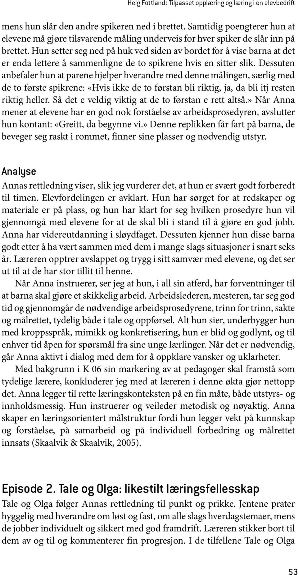 Hun setter seg ned på huk ved siden av bordet for å vise barna at det er enda lettere å sammenligne de to spikrene hvis en sitter slik.