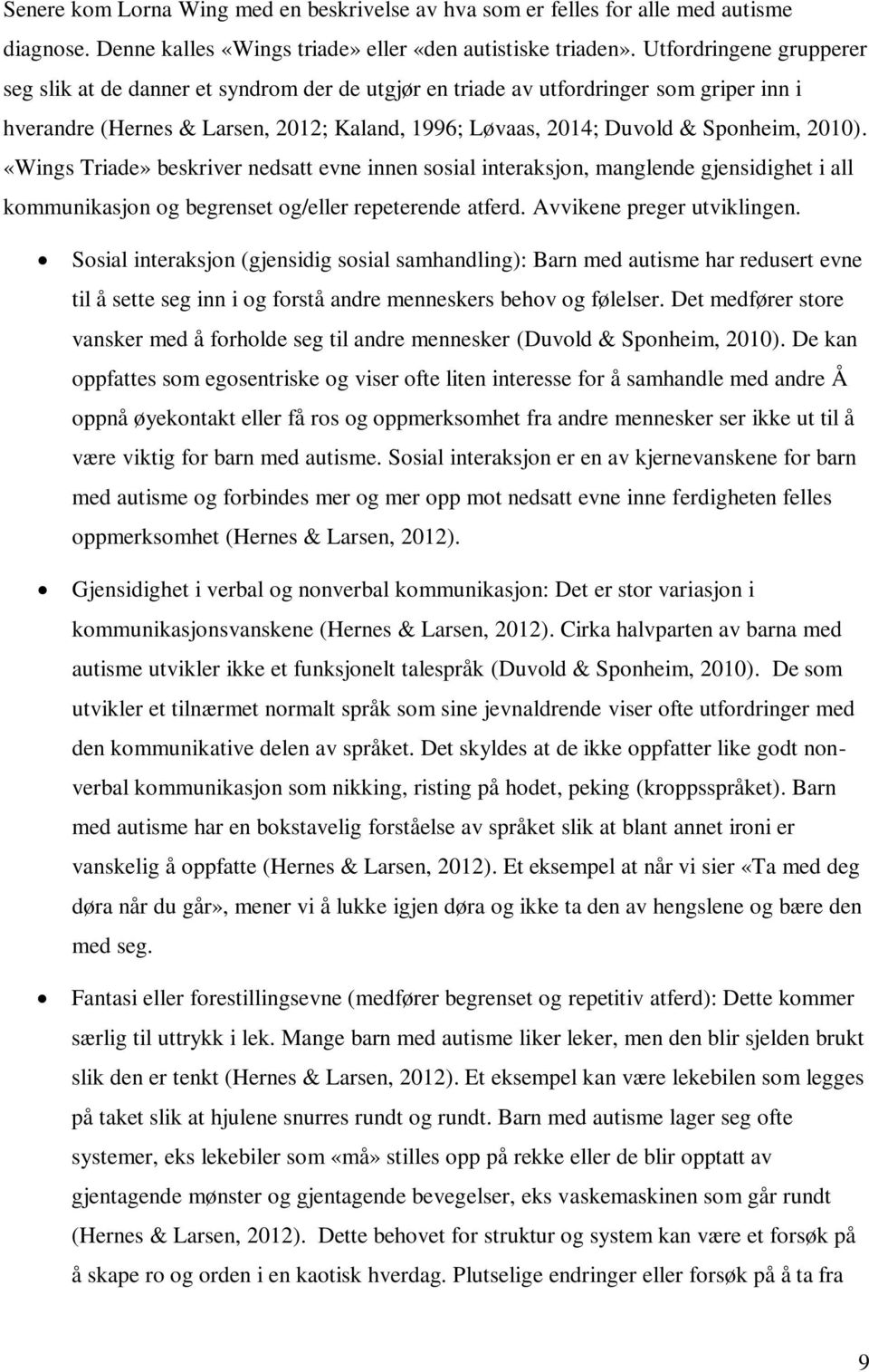 2010). «Wings Triade» beskriver nedsatt evne innen sosial interaksjon, manglende gjensidighet i all kommunikasjon og begrenset og/eller repeterende atferd. Avvikene preger utviklingen.