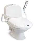 Mobil Flyttbar toalettstol med understell som har låsbare hjul. Hel dekkplate på setet over toalettåpningen.