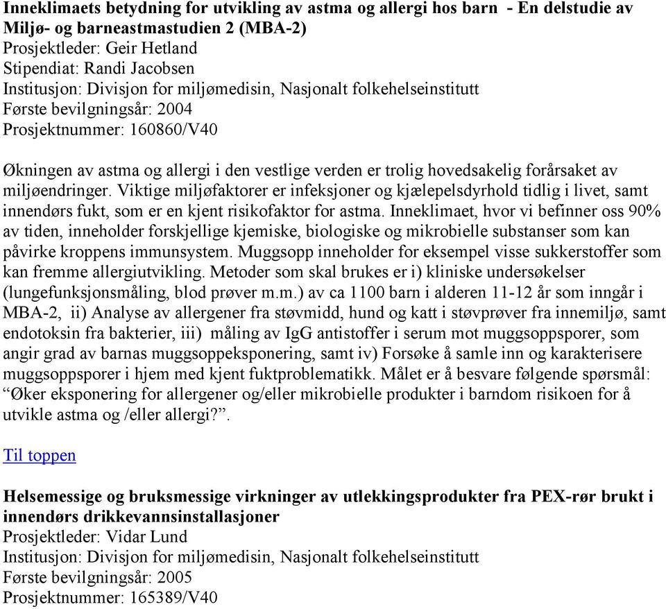 Viktige miljøfaktorer er infeksjoner og kjælepelsdyrhold tidlig i livet, samt innendørs fukt, som er en kjent risikofaktor for astma.