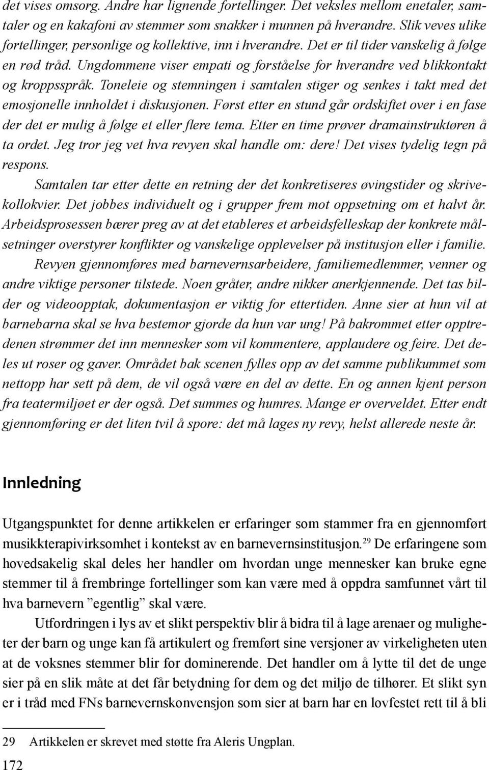 Ungdommene viser empati og forståelse for hverandre ved blikkontakt og kroppsspråk. Toneleie og stemningen i samtalen stiger og senkes i takt med det emosjonelle innholdet i diskusjonen.