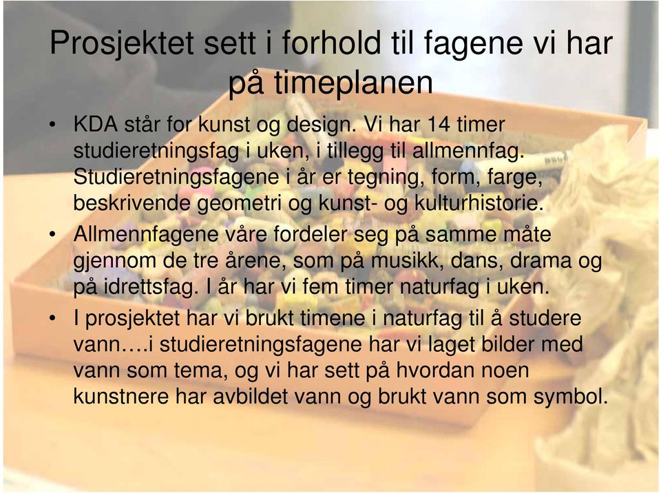 Allmennfagene våre fordeler seg på samme måte gjennom de tre årene, som på musikk, dans, drama og på idrettsfag. I år har vi fem timer naturfag i uken.