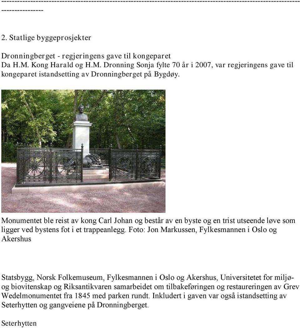 Monumentet ble reist av kong Carl Johan og består av en byste og en trist utseende løve som ligger ved bystens fot i et trappeanlegg.