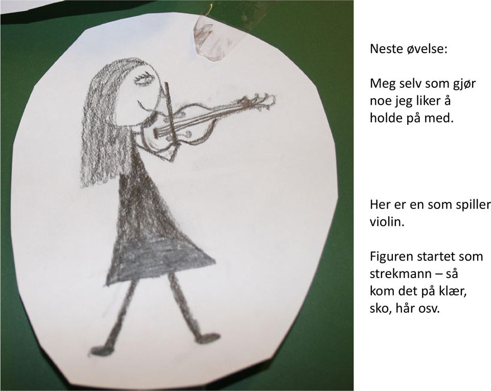 Her er en som spiller violin.