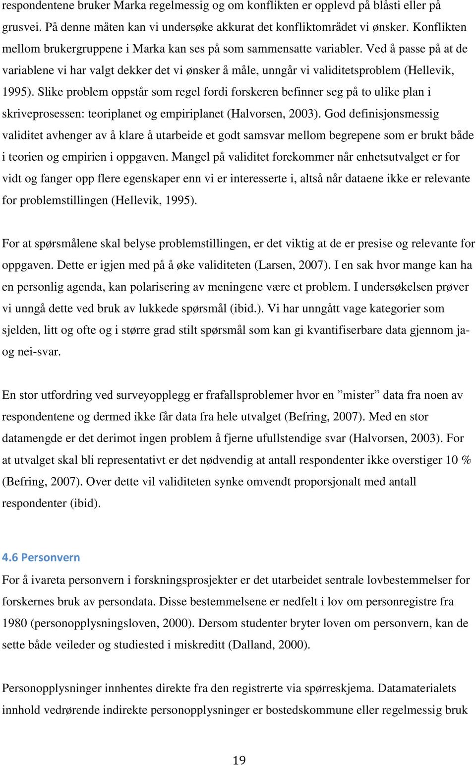 Slike problem oppstår som regel fordi forskeren befinner seg på to ulike plan i skriveprosessen: teoriplanet og empiriplanet (Halvorsen, 2003).