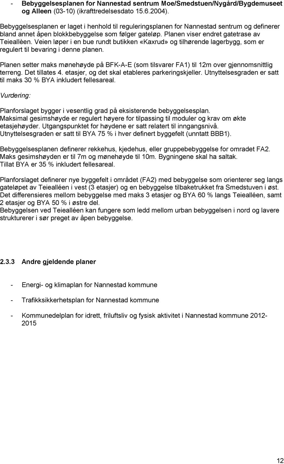 Veien løper i en bue rundt butikken «Kaxrud» og tilhørende lagerbygg, som er regulert til bevaring i denne planen.