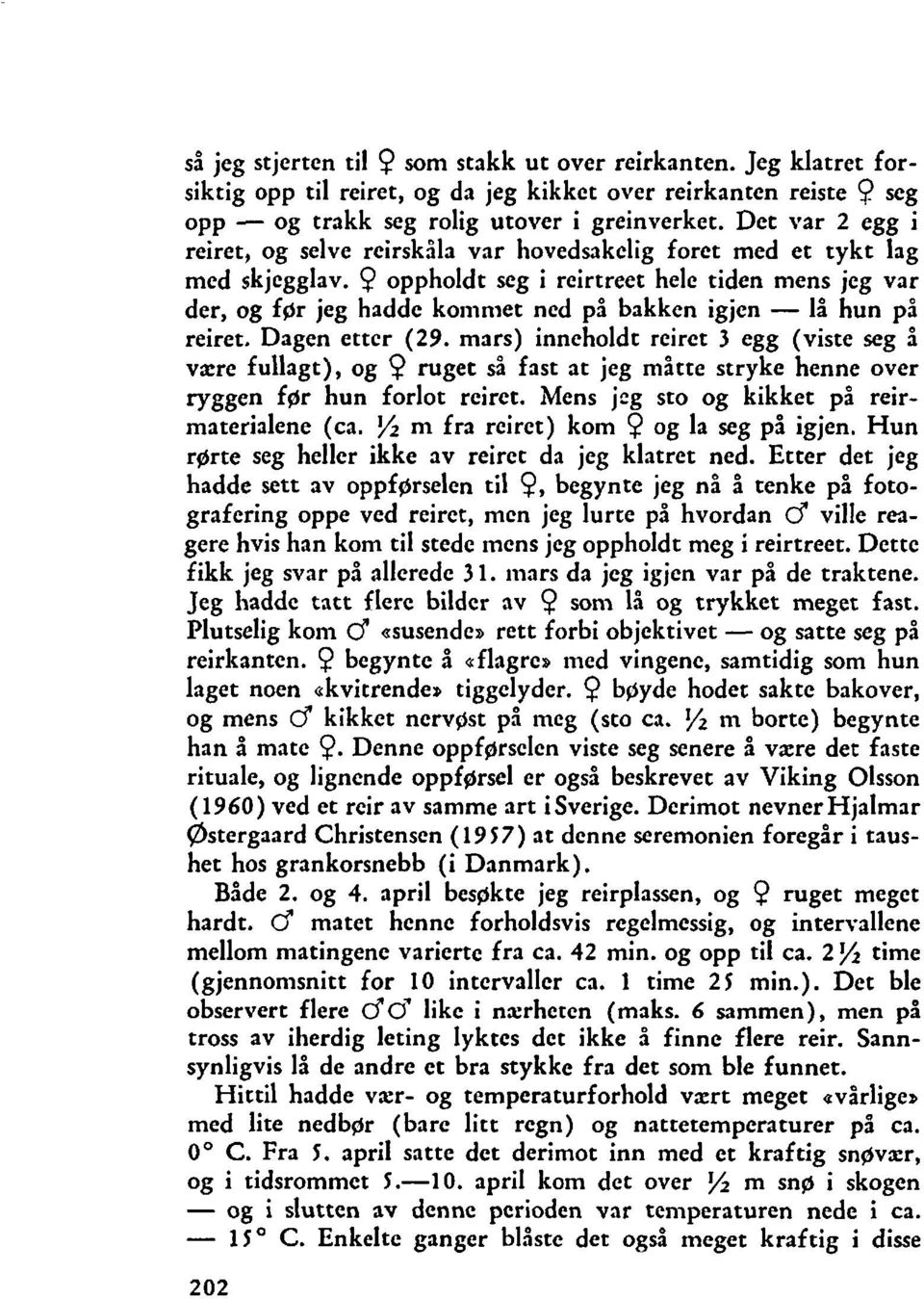 Q oppholdt seg i reirtreet hele tiden mens jeg var der, og for jeg hadde komniet ned på bakken igjen - lå hun på reiret. Dagen ettcr (29.