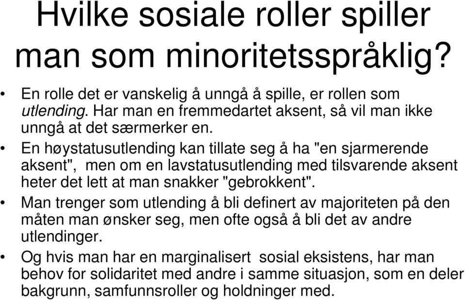 En høystatusutlending kan tillate seg å ha "en sjarmerende aksent", men om en lavstatusutlending med tilsvarende aksent heter det lett at man snakker "gebrokkent".