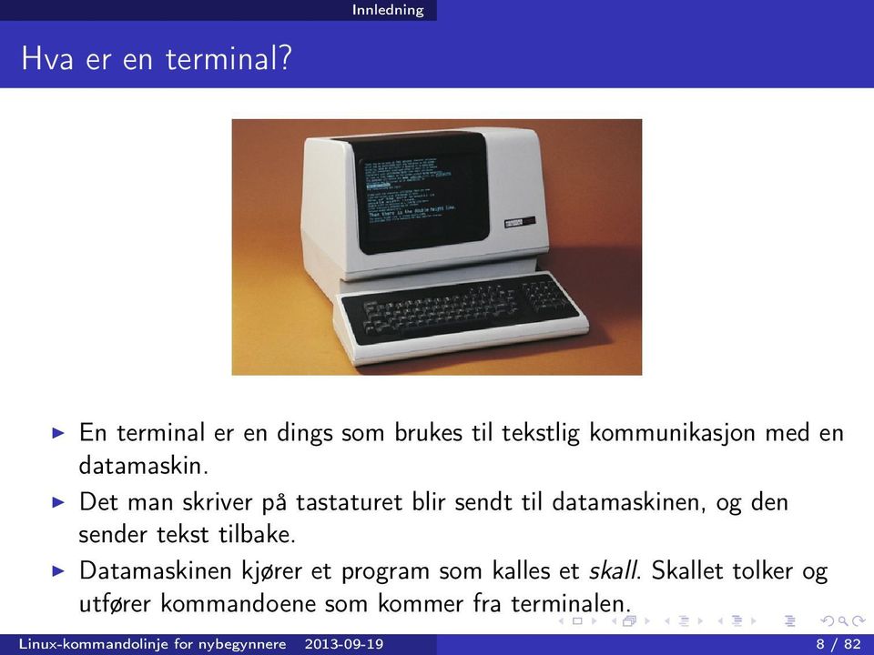 Det man skriver på tastaturet blir sendt til datamaskinen, og den sender tekst tilbake.