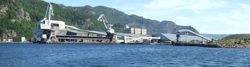 Fedafjorden - Miljøundersøkelse 2010 og Trinn 1 Risikovurdering 8 / 84 Figur 4 Eramet Norway Kvinesdal AS smelteverk i Indrevika Figur 5 Endringer i utslipp av PAH til sjø Borregaard Trælandsfoss har