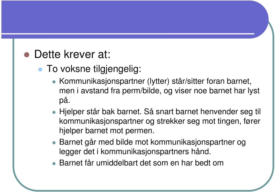 Så snart barnet henvender seg til kommunikasjonspartner og strekker seg mot tingen, fører hjelper barnet mot